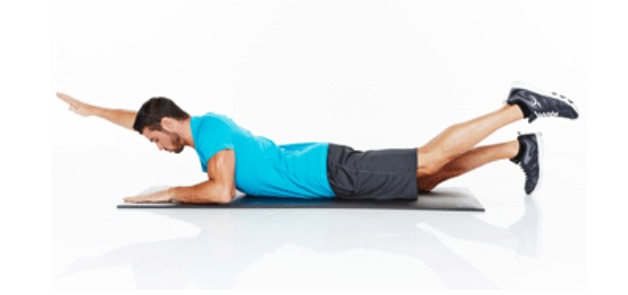 levantar piernas y brazos de forma opuesta - ejercicio para aliviar y evitar el dolor de espalda
